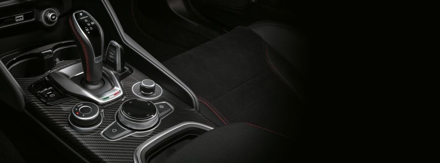 Детали интерьера Alfa Romeo Stelvio Quadrifoglio (949) 2020 года  (WW) (фото 27 из 55)